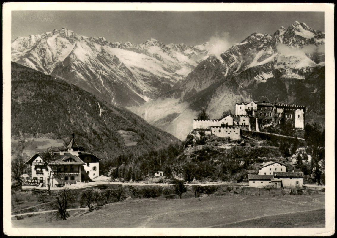 vergrößern: Bildseite historische Ansichtskarte von 1954: Hotel Castel Verruca Fragsburg mit Bergpanorama:: Meran