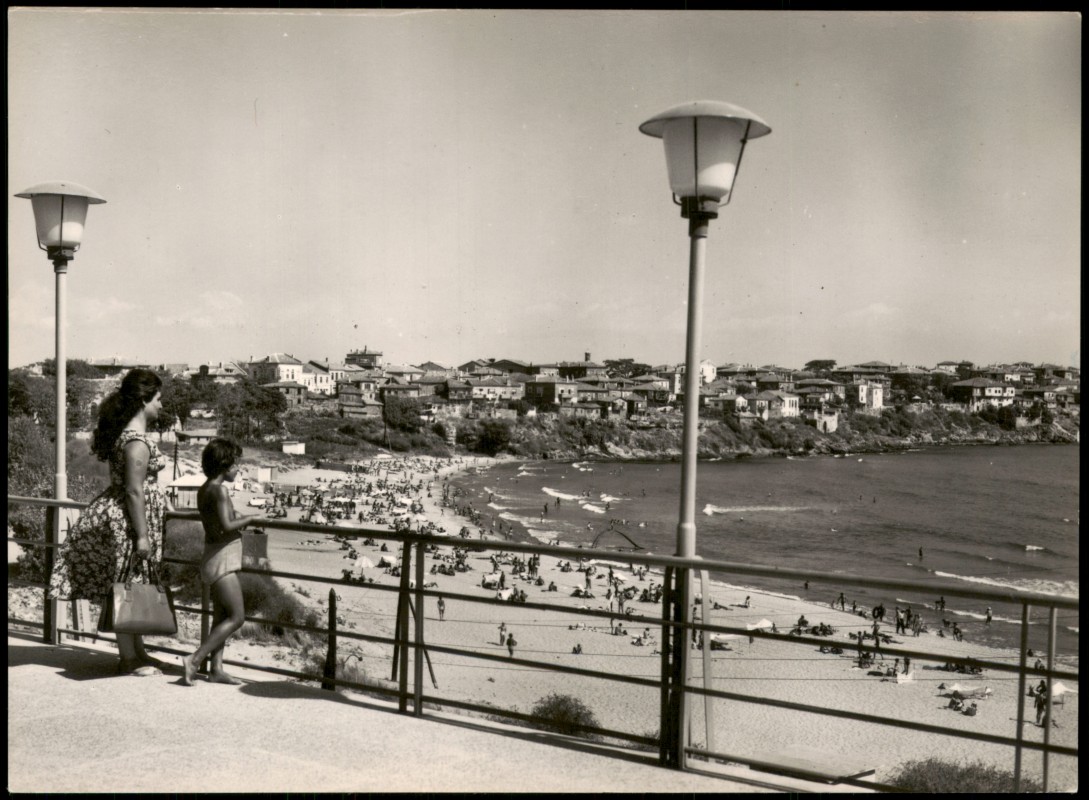 vergrößern: Bildseite historische Ansichtskarte von 1961: Gesamtansicht Strand:: Sosopol