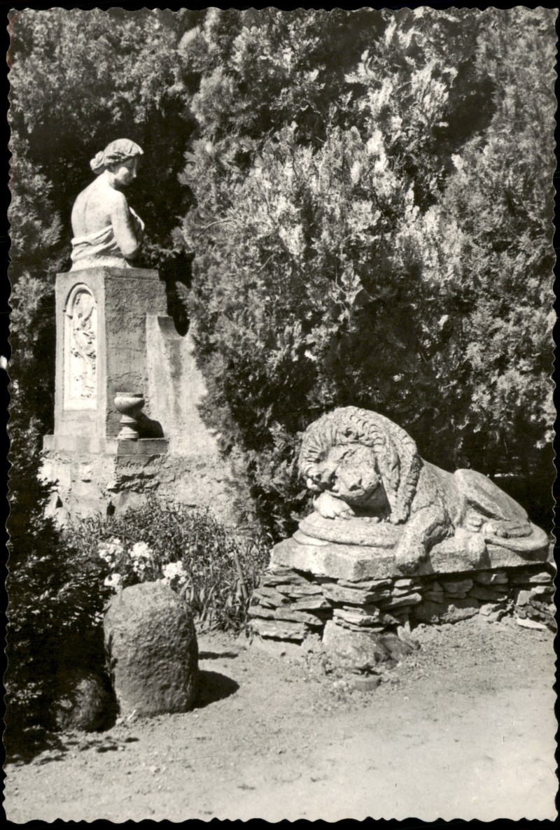 zoom: Image side vintage Postcard from 1965: Statuen im Park der Bory-Burg:: Szekesfehervar