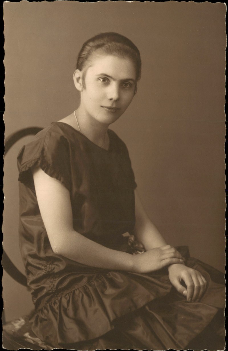 vergrößern: Bildseite historische Ansichtskarte von 1926: Menschen Soziales Leben Frau (Atelier-Foto Rembrandt Halle Saale)::