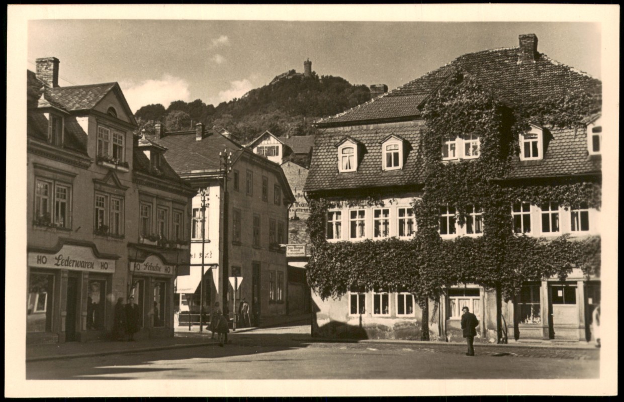 zoom: Image side vintage Postcard from 1957: Markt mit Burg Greifenstein zur DDR-Zeit:: Bad Blankenburg