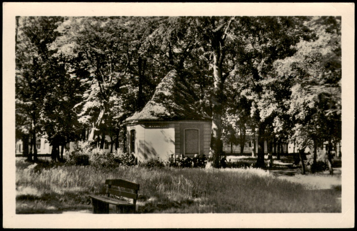 vergrößern: Bildseite historische Ansichtskarte von 1955: Pavillon in Parkanlage:: Demmin