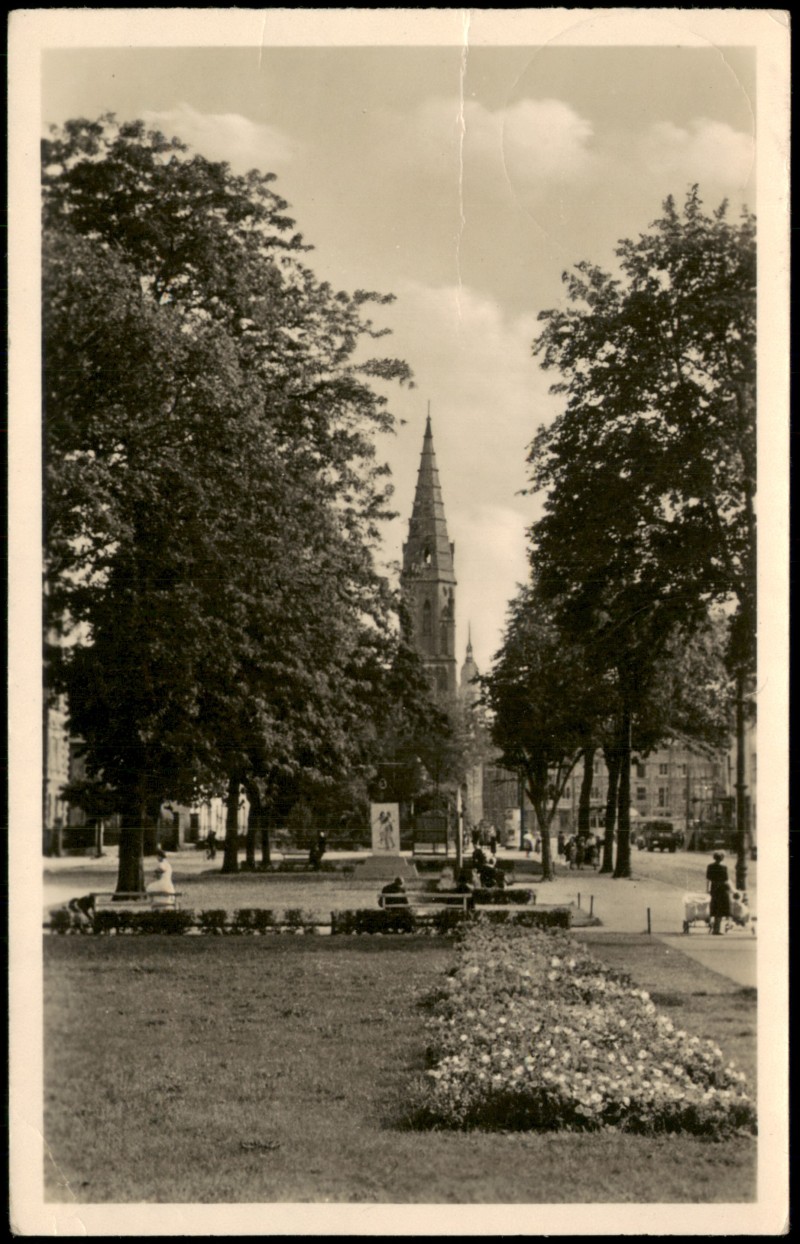 zoom: Image side vintage Postcard from 1977: Dimitroffplatz und Katholische Kirche:: Dessau-Dessau-Roßlau