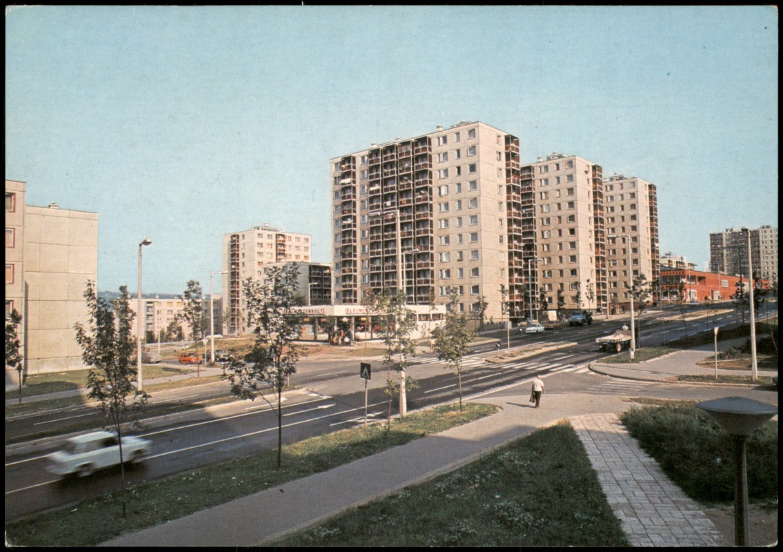 zoom: Image side vintage Postcard from 1983: Wohnsiedlung am Avas-Hügel:: Miskolc