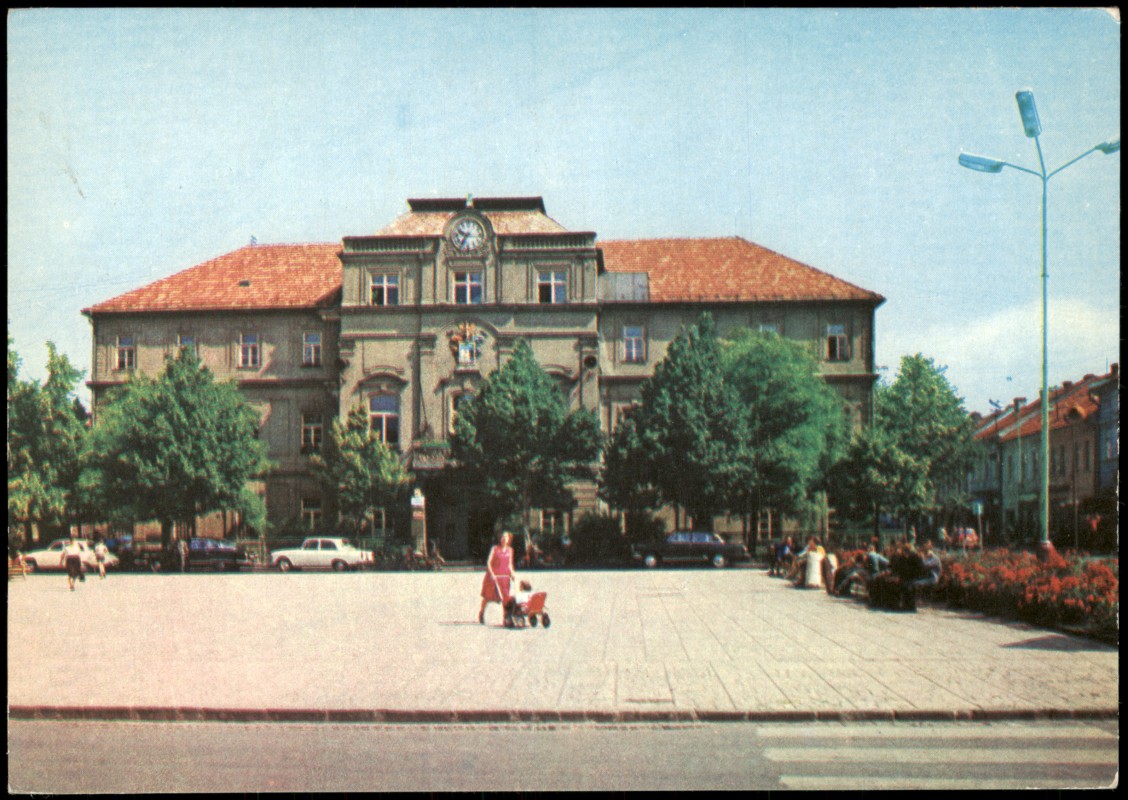 zoom: Image side vintage Postcard from 1969: Námestie Osloboditeľov mit Župný dom:: Liptovský Mikuláš