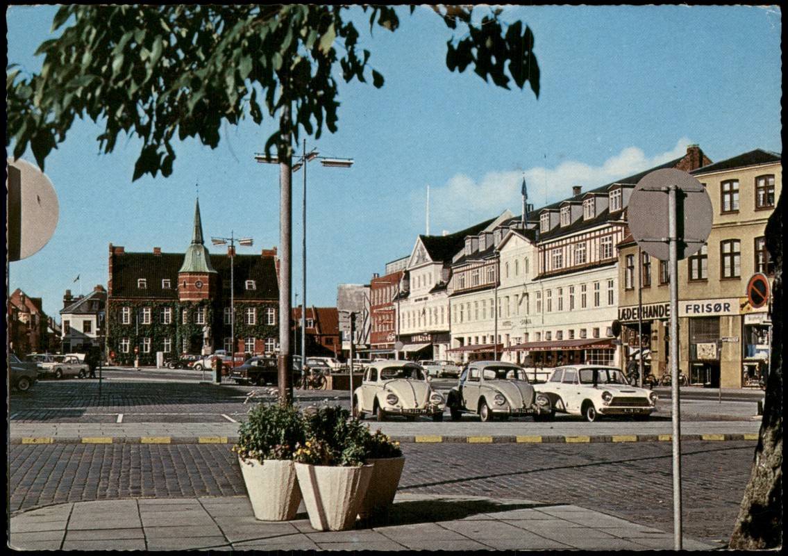 zoom: Image side vintage Postcard from 1979: Parti fra Torvet, Auto Volkswagen VW Käfer:: Silkeborg