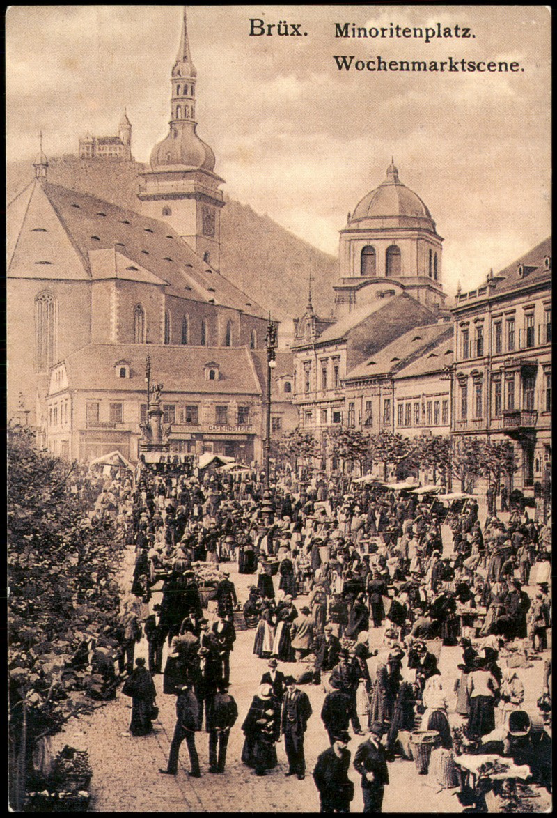 zoom: Image side vintage Postcard from 1980: Brüx Minoritenplatz Wochenmarktscene.:: Most
