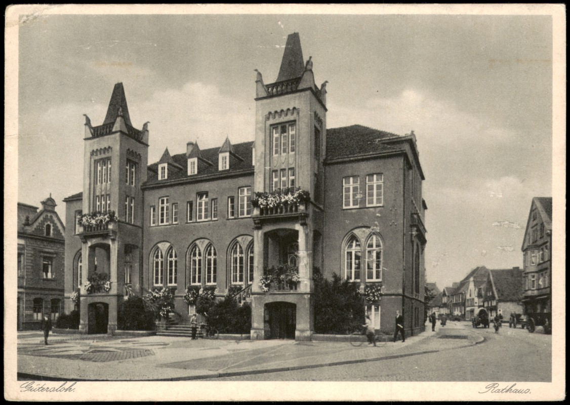 zoom: Image side vintage Postcard from 1940: Partie am Rathaus:: Gütersloh