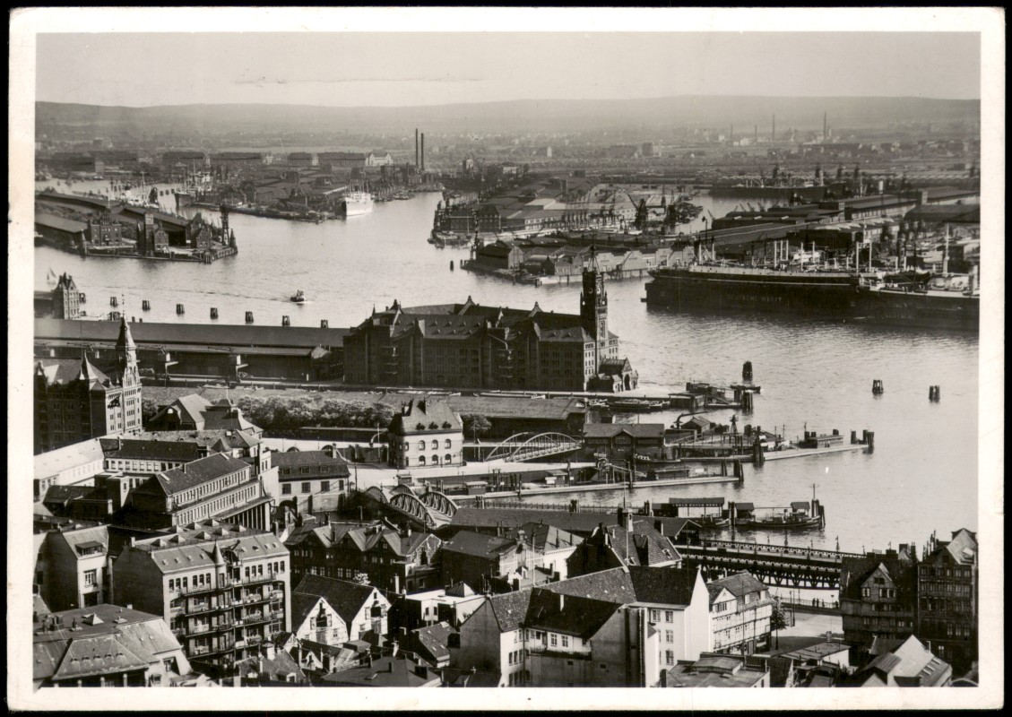 zoom: Image side vintage Postcard from 1941: Hafen mit Kehrwiederspitze aus der Vogelschau-Perspektive:: Altona-Hamburg