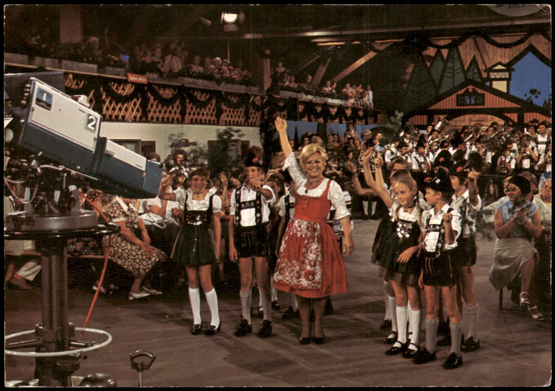 zoom: Image side vintage Postcard from 1981: Maria Hellwig singende Wirtin Fernseh-Kamera Fernsehsendung:: Reit im Winkl