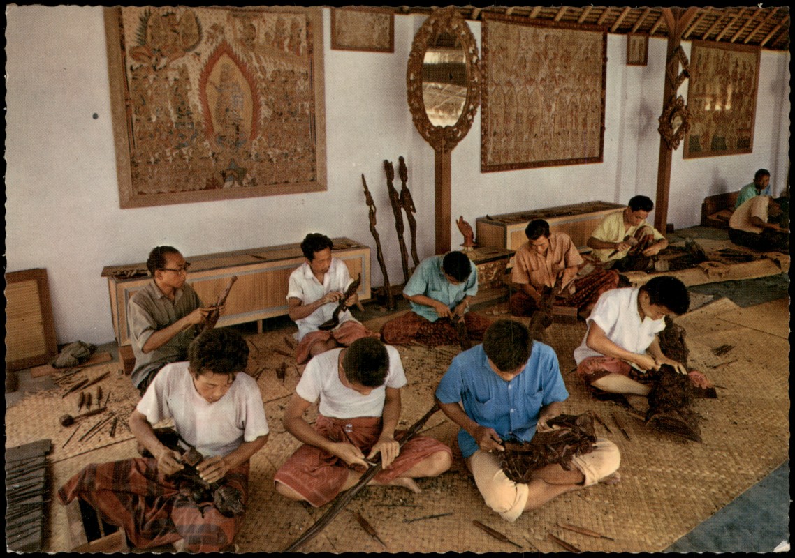 zoom: Image side vintage Postcard from 1970: Balinese carving ebony statues, Holz Handwerk Insel Bali:: Bali