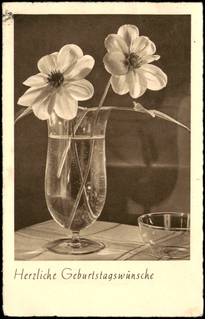 vergrößern: Bildseite historische Ansichtskarte von 1940: Blumen in Glasvase - Herzliche Geburtstagswünsche::