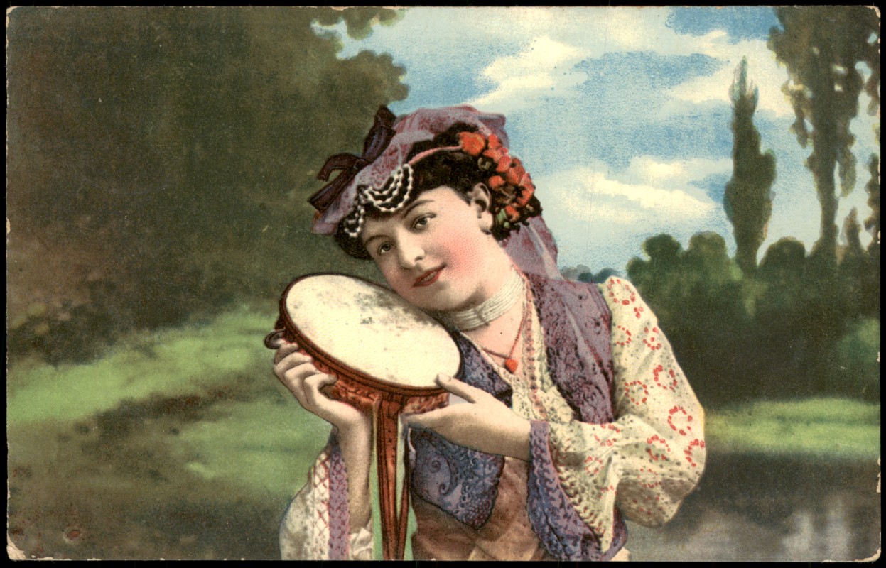 zoom: Image side vintage Postcard from 1915: Junge Frau in Tracht mit Tamburin::