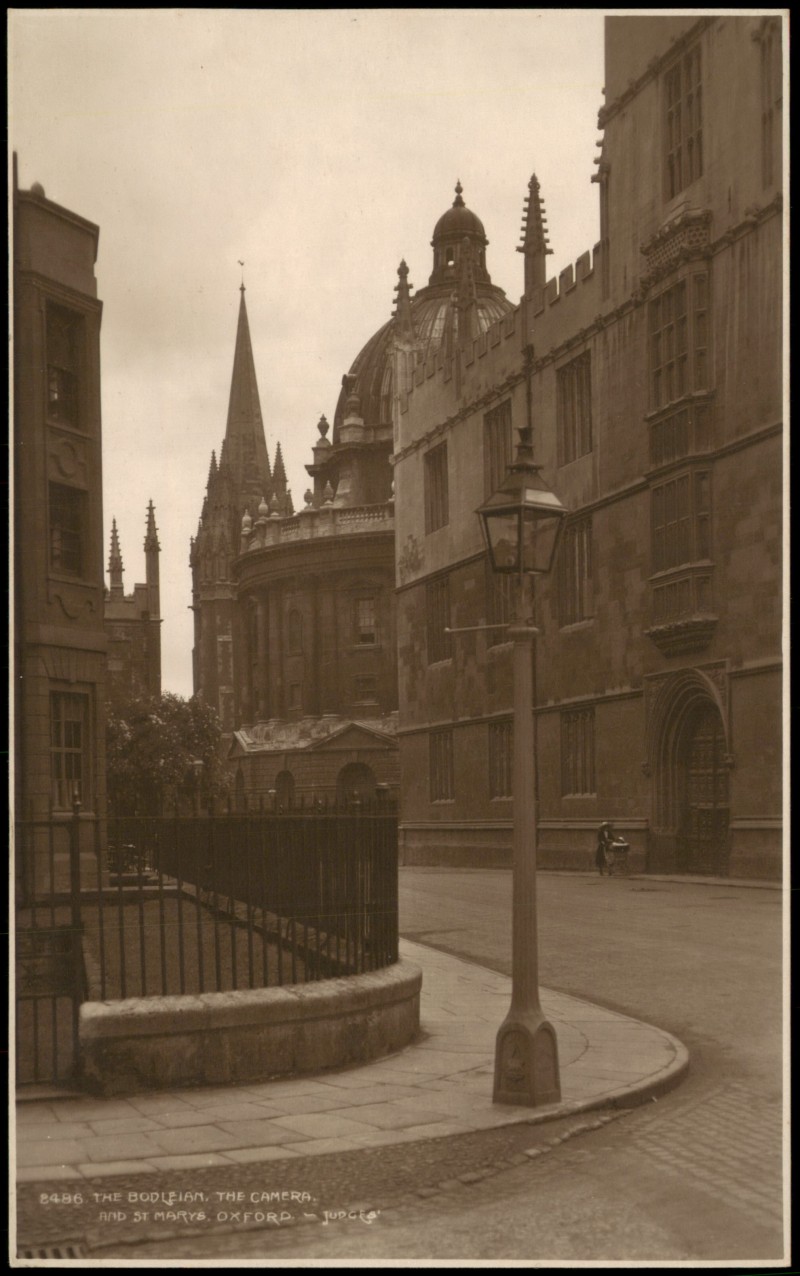 zoom: Image side vintage Postcard from 1920: THE BODLEIAN THE CAMERA AND ST MARYS CHURCH:: Oxford