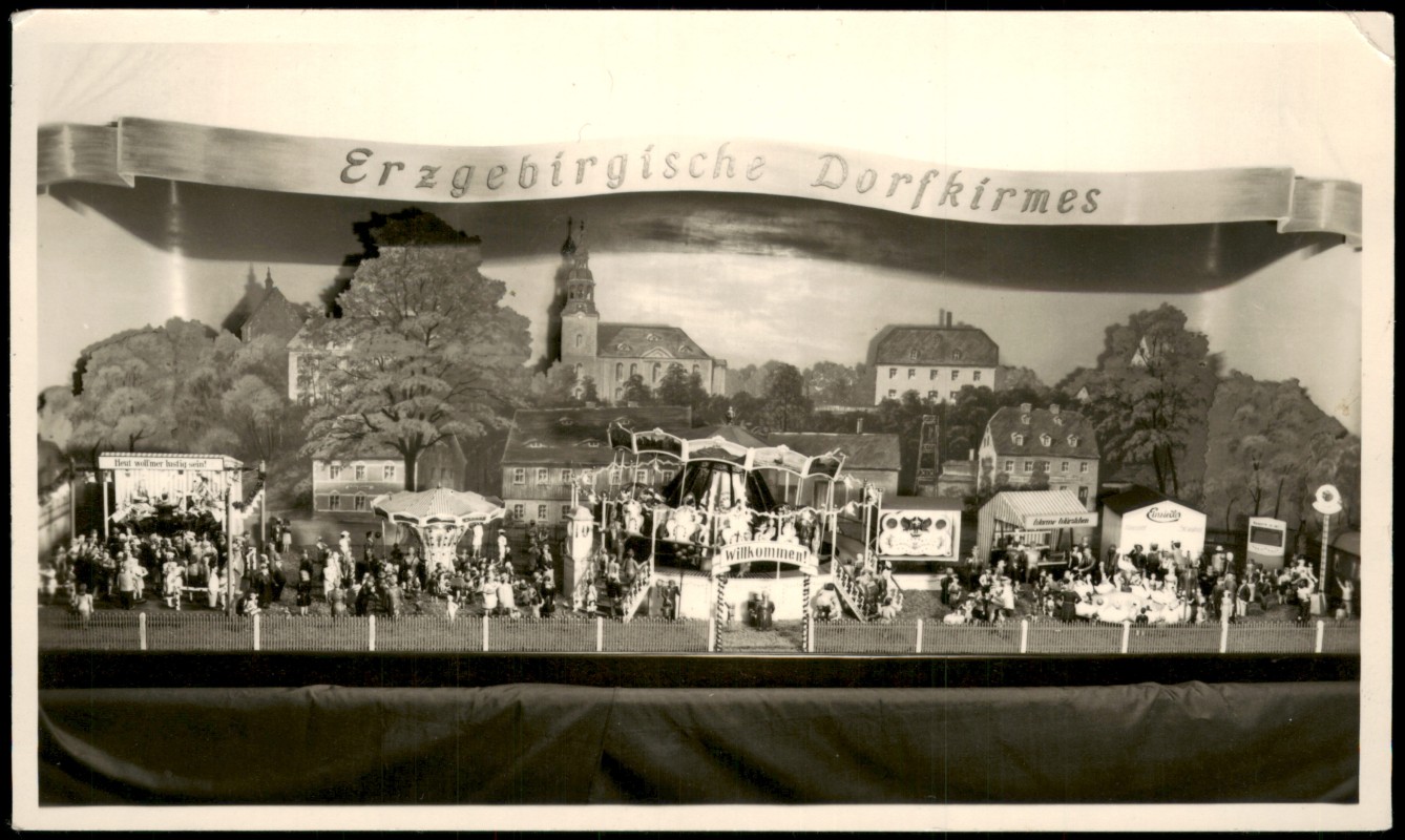zoom: Image side vintage Postcard from 1955: Erzgebirgische Dorfkirmes (Diorama/Modell):: .Sachsen