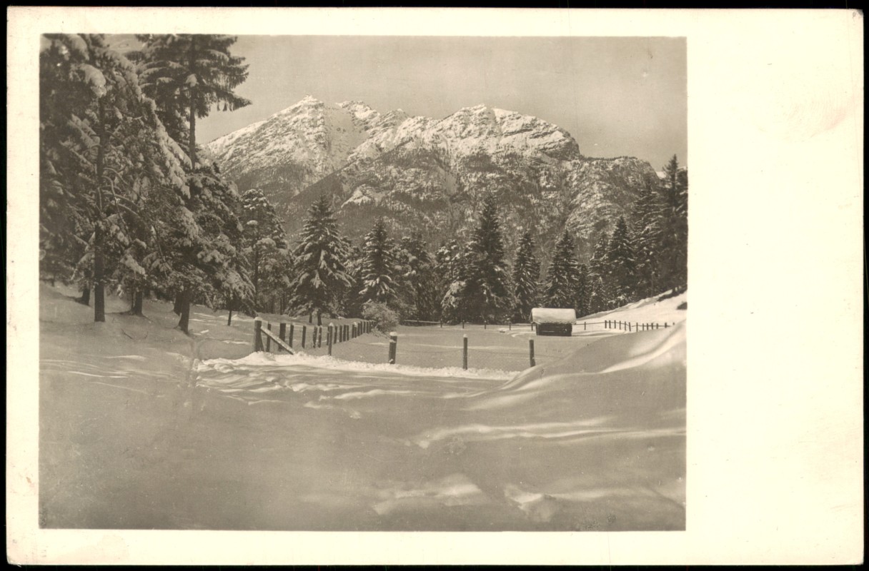 vergrößern: Bildseite historische Ansichtskarte von 1964: Winterliche Gebirgslandschaft mit Hütte::