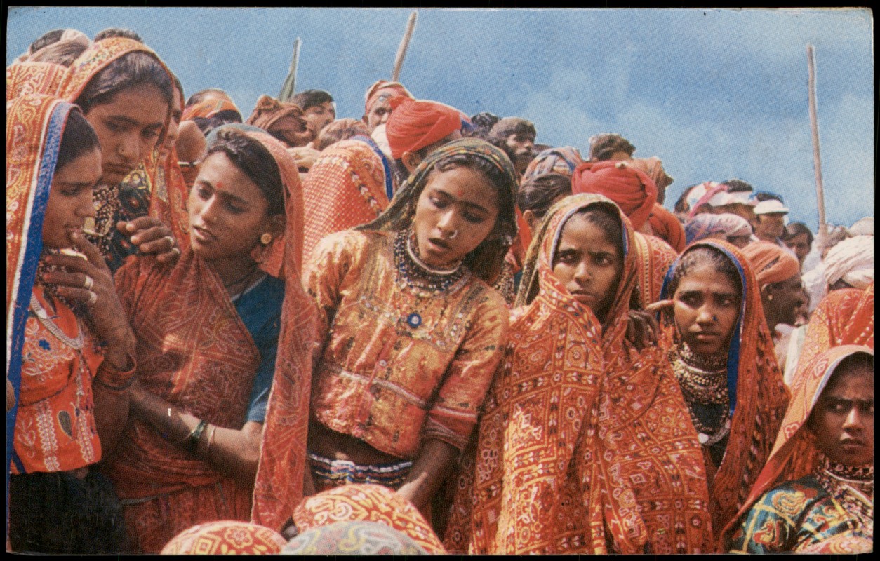 zoom: Image side vintage Postcard from 1990: Frauen in traditioneller Kleidung:: Tarnetar