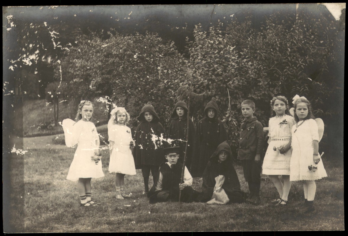 zoom: Image side vintage Postcard from 1913: Schülergruppe der Schule Unterbredeney beim Märchenspiel