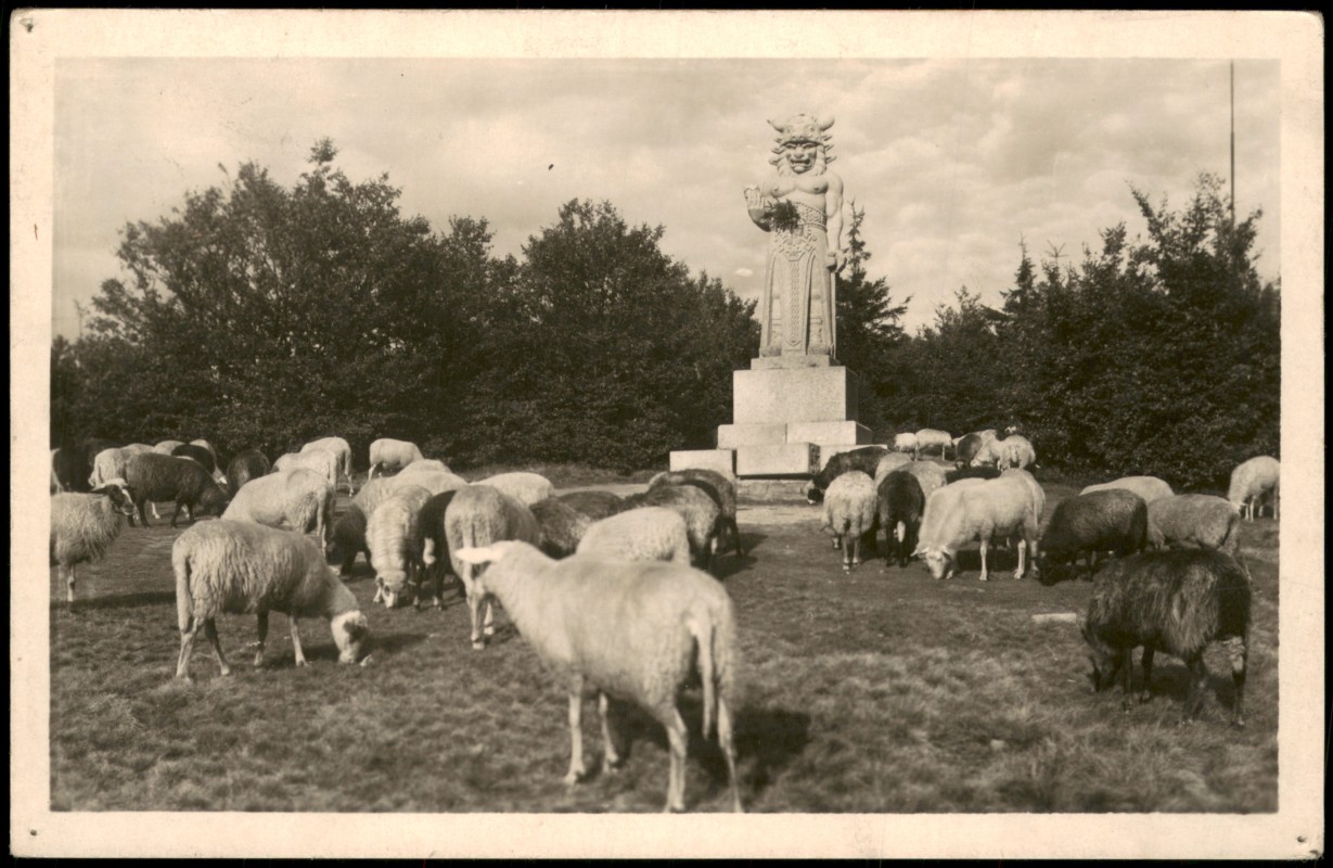 zoom: Image side vintage Postcard from 1960: Radegast-Statue mit Schafherde auf dem Radhošť:: Frenštát pod Radhoštěm