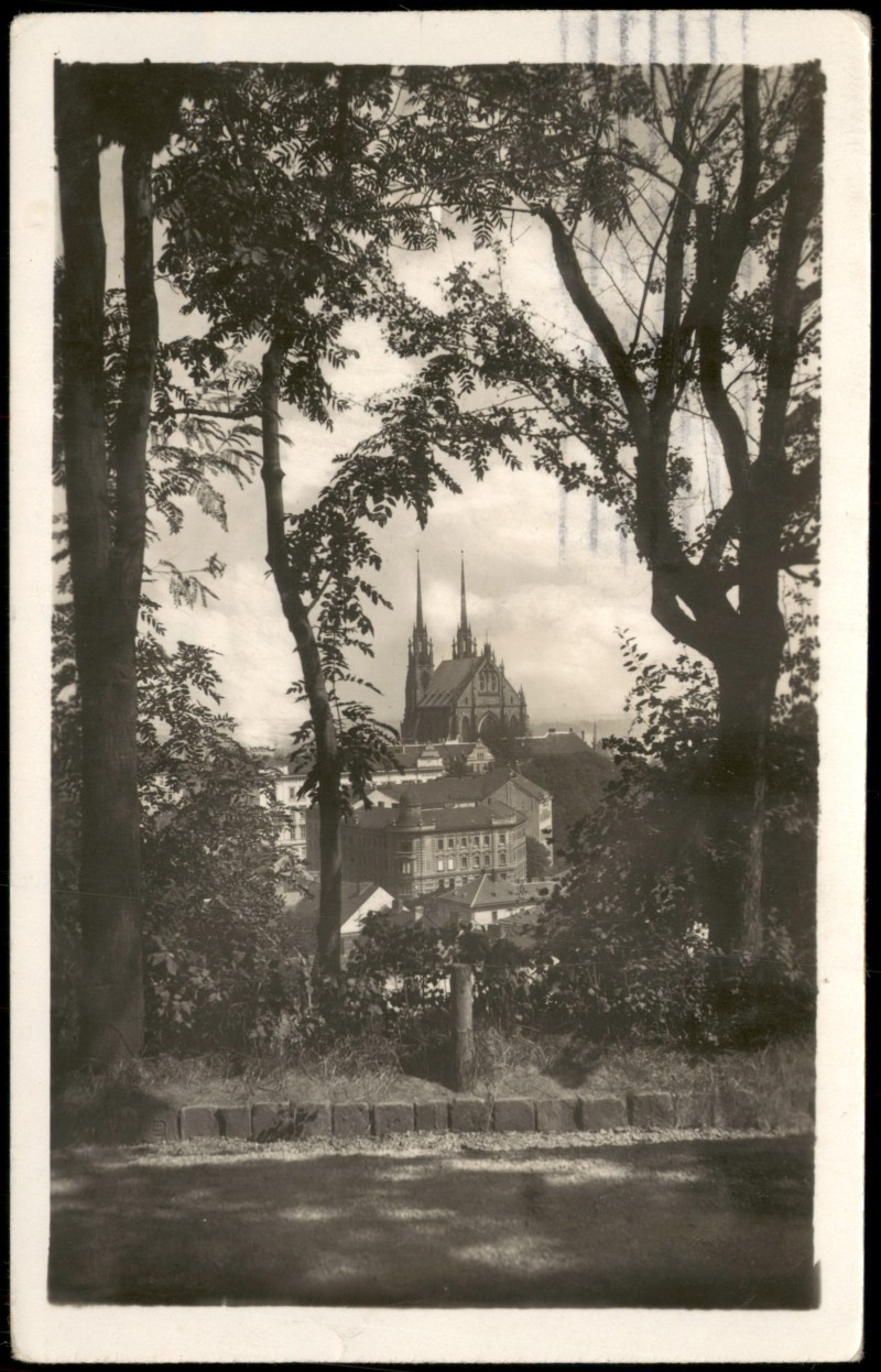 zoom: Image side vintage Postcard from 1934: Dom St. Peter und Paul (Petrov) durch Bäume gesehen:: Brno