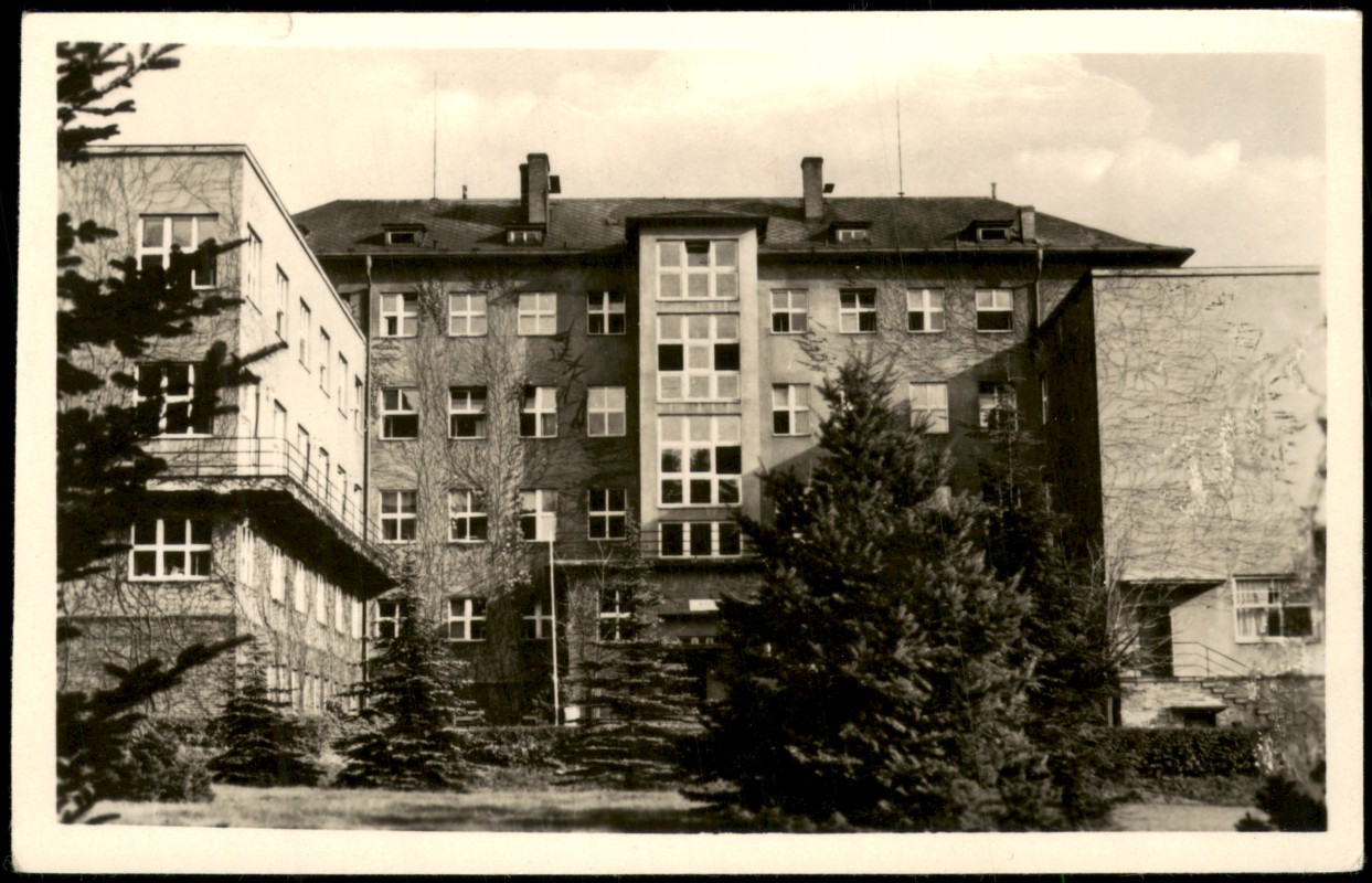 zoom: Image side vintage Postcard from 1960: Plicní sanatorium ÚNP, Martinovo údolí:: Cvikov