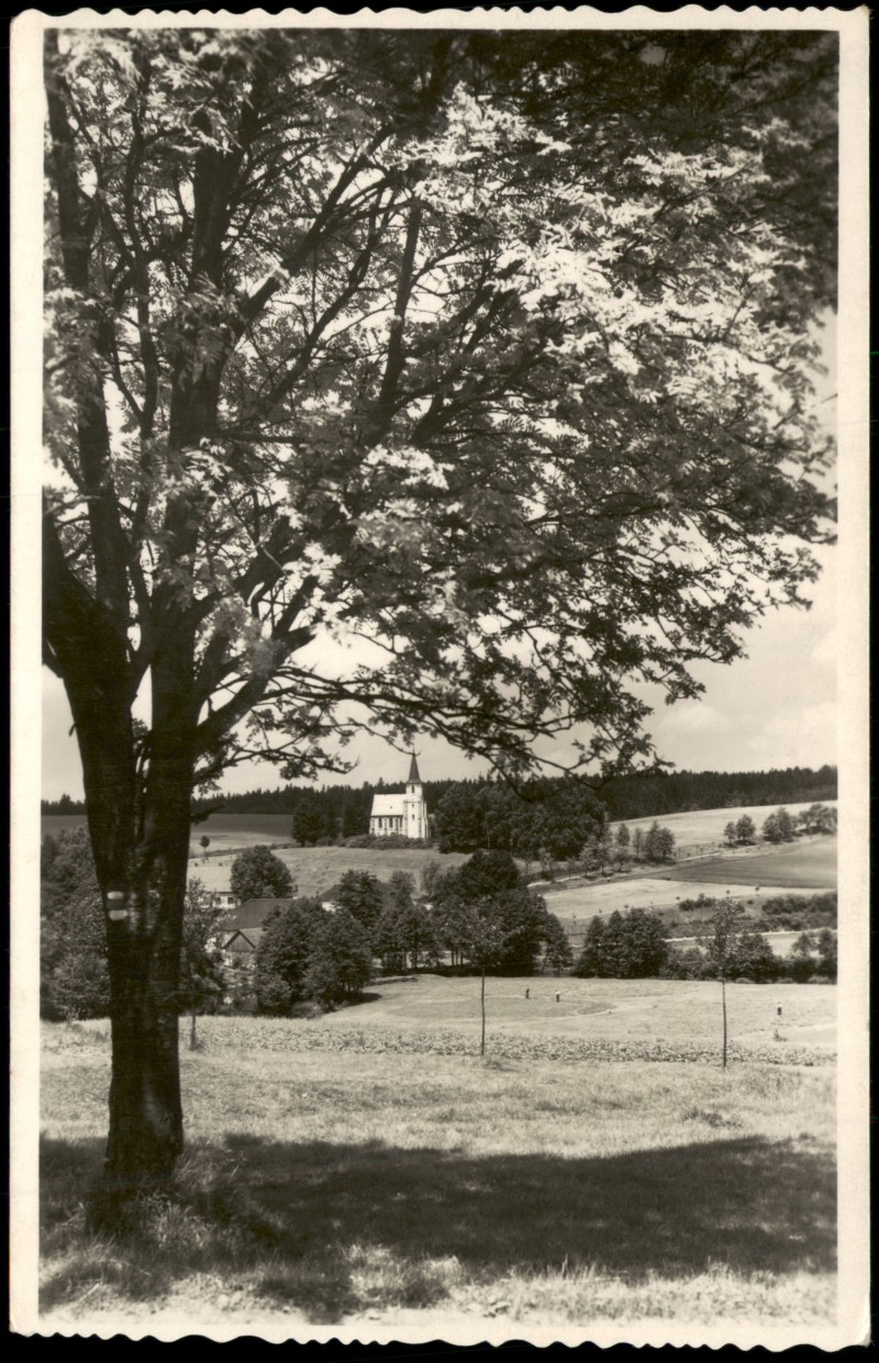 vergrößern: Bildseite historische Ansichtskarte von 1935: Landschaftsblick auf Dolní Bradlo mit Kirche:: Dolní Bradlo-Horní Bradlo