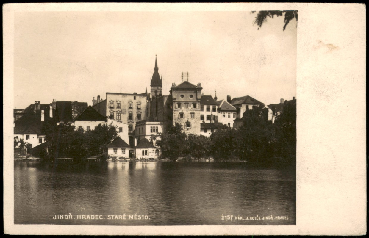 vergrößern: Bildseite historische Ansichtskarte von 1930: Panorama der Altstadt mit Schloss und See:: Neuhaus / Böhmen