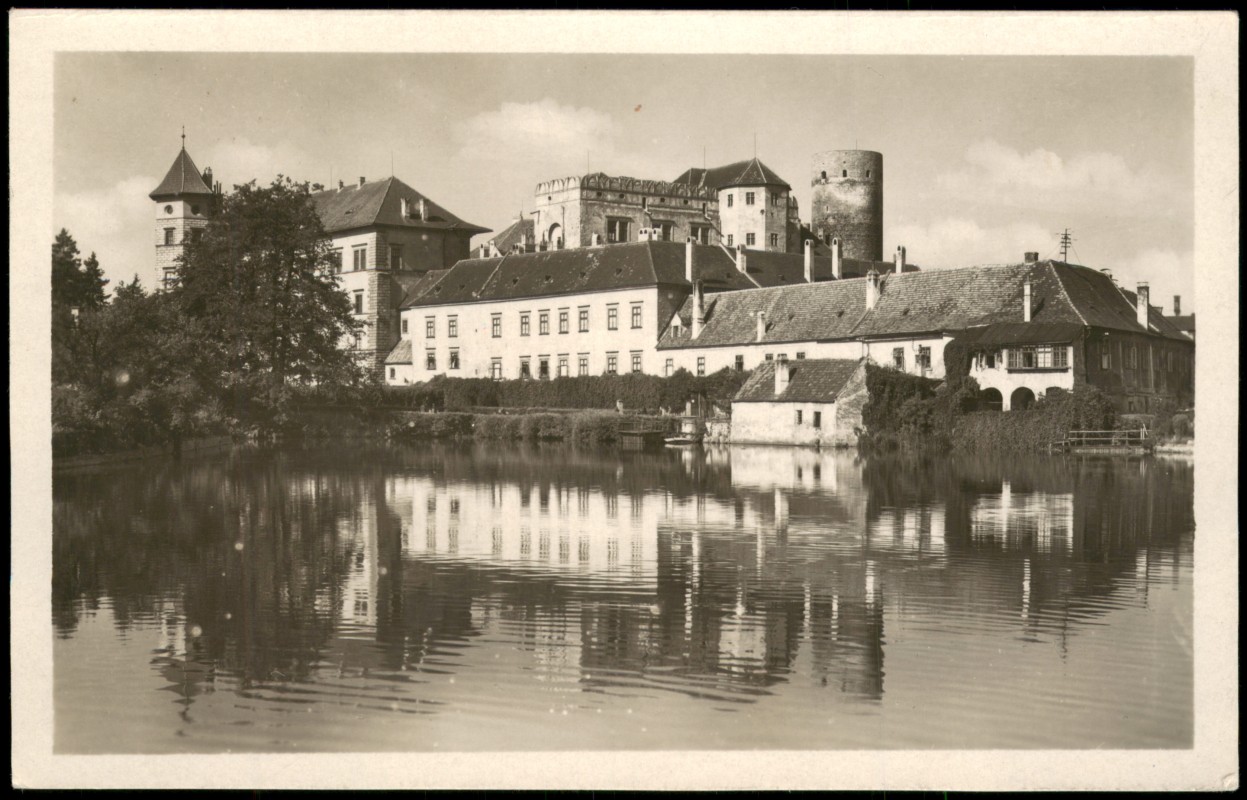 vergrößern: Bildseite historische Ansichtskarte von 1930: Schloss Jindřichův Hradec mit Teichspiegelung:: Neuhaus / Böhmen