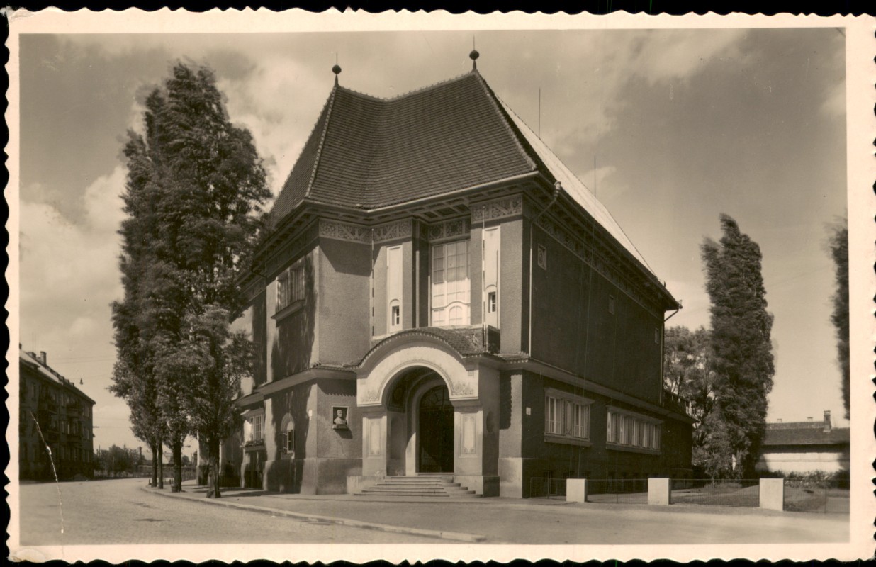 zoom: Image side vintage Postcard from 1946: Dům umělců (Haus der Künstler), Hodonín:: Hodonin