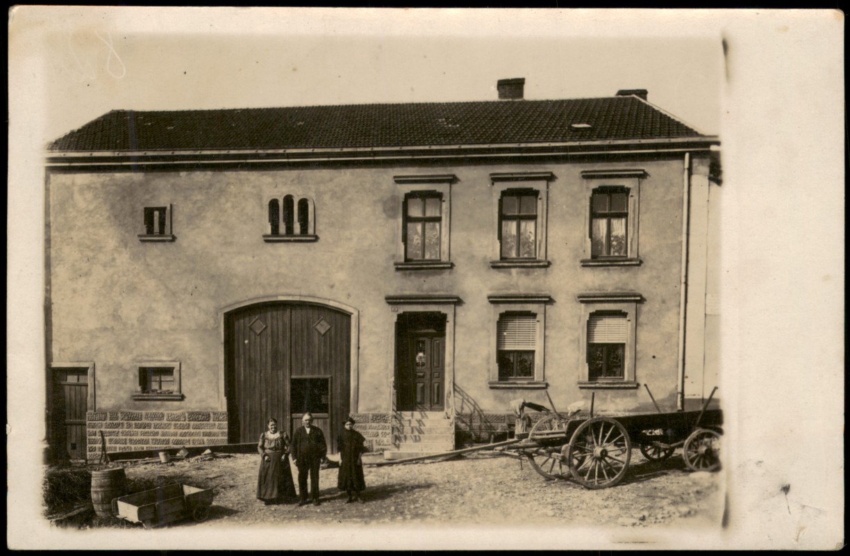 zoom: Image side vintage Postcard from 1910: Wohn- und Wirtschaftsgebäude mit Personengruppe und Pferdewagen::