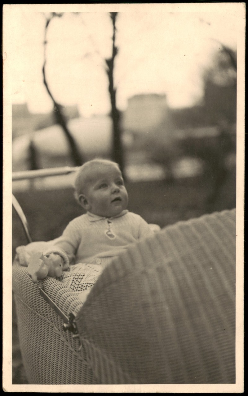 zoom: Image side vintage Postcard from 1940: Fotokunst Menschen Soziales Leben Kind Baby im Kinderwagen::