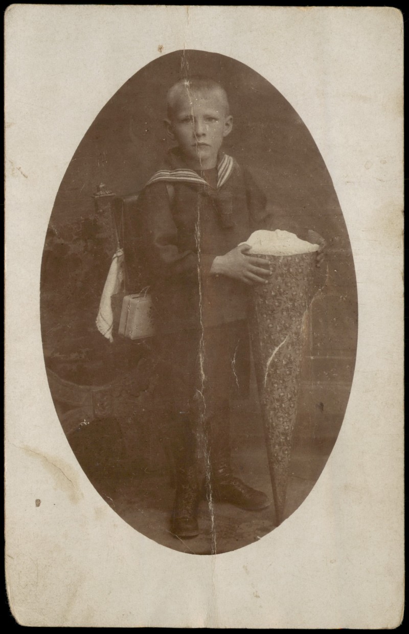 vergrößern: Bildseite historische Ansichtskarte von 1910: Menschen Soziales Leben; Kind Junge mit Zuckertüte Schulanfang::