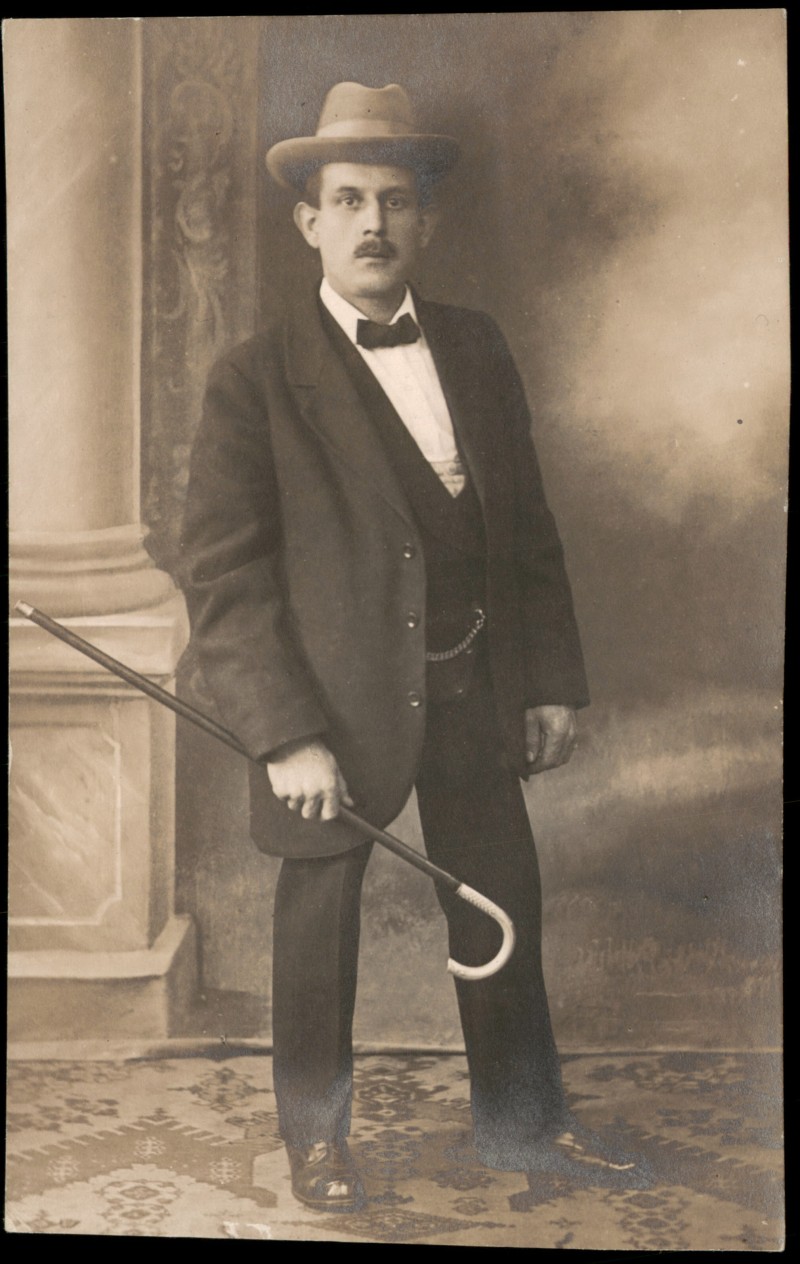 zoom: Image side vintage Postcard from 1910: Fotokunst Fotografie Foto eines Mannes mit Stock (Atelier-Photo)::