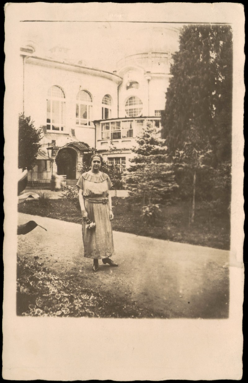 zoom: Image side vintage Postcard from 1924: Fotokunst Fotografie einer Frau während der Kur in Wildungen::