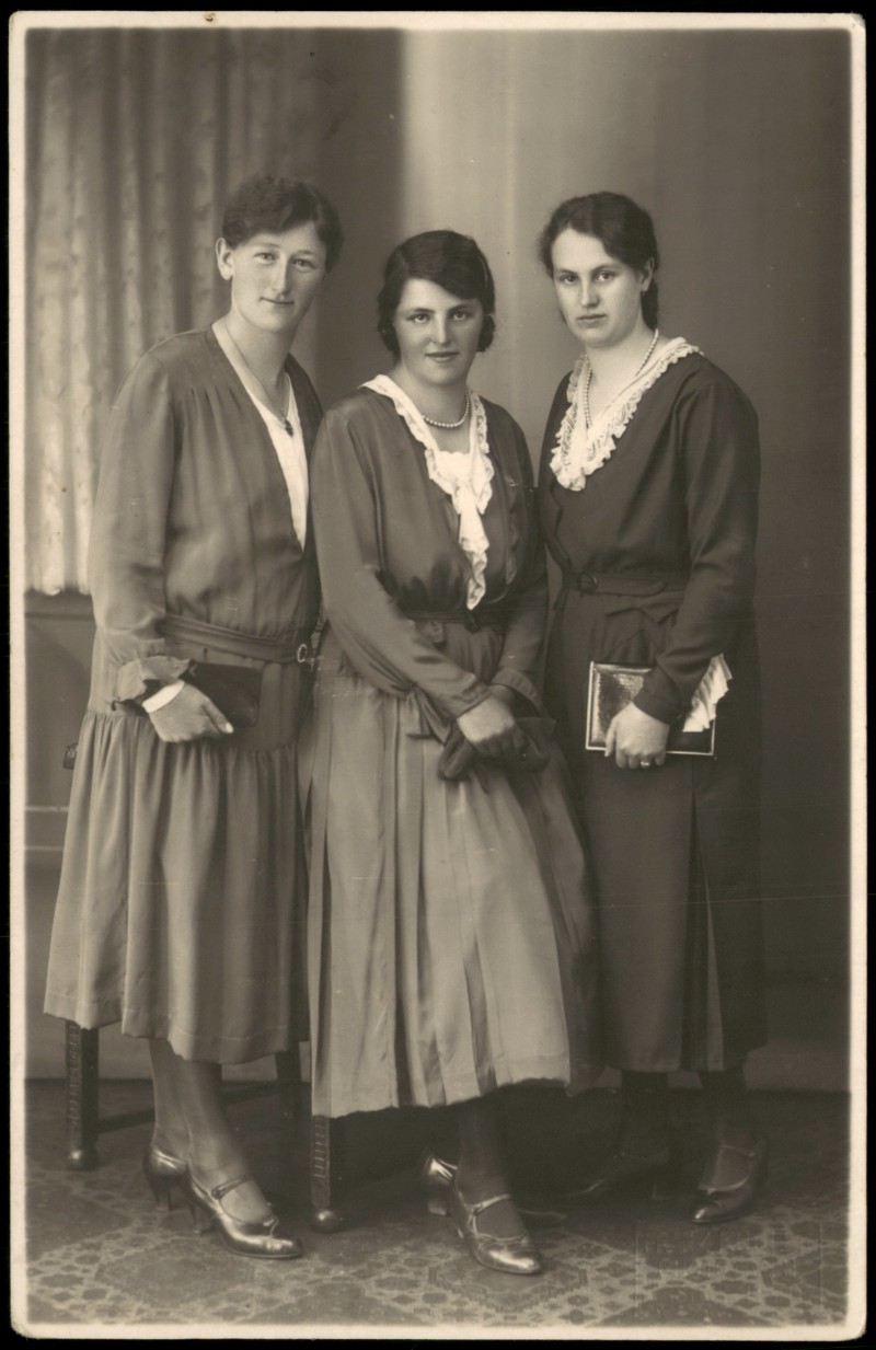 zoom: Image side vintage Postcard from 1930: Menschen Soziales Leben Gruppenfoto von 3 Frauen gut gekleidet::