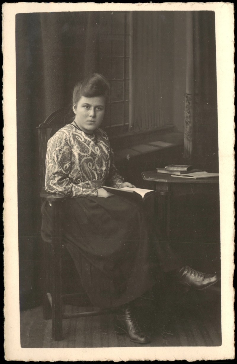 zoom: Image side vintage Postcard from 1920: Fotokunst Fotografie Foto einer Frau mit Büchern::