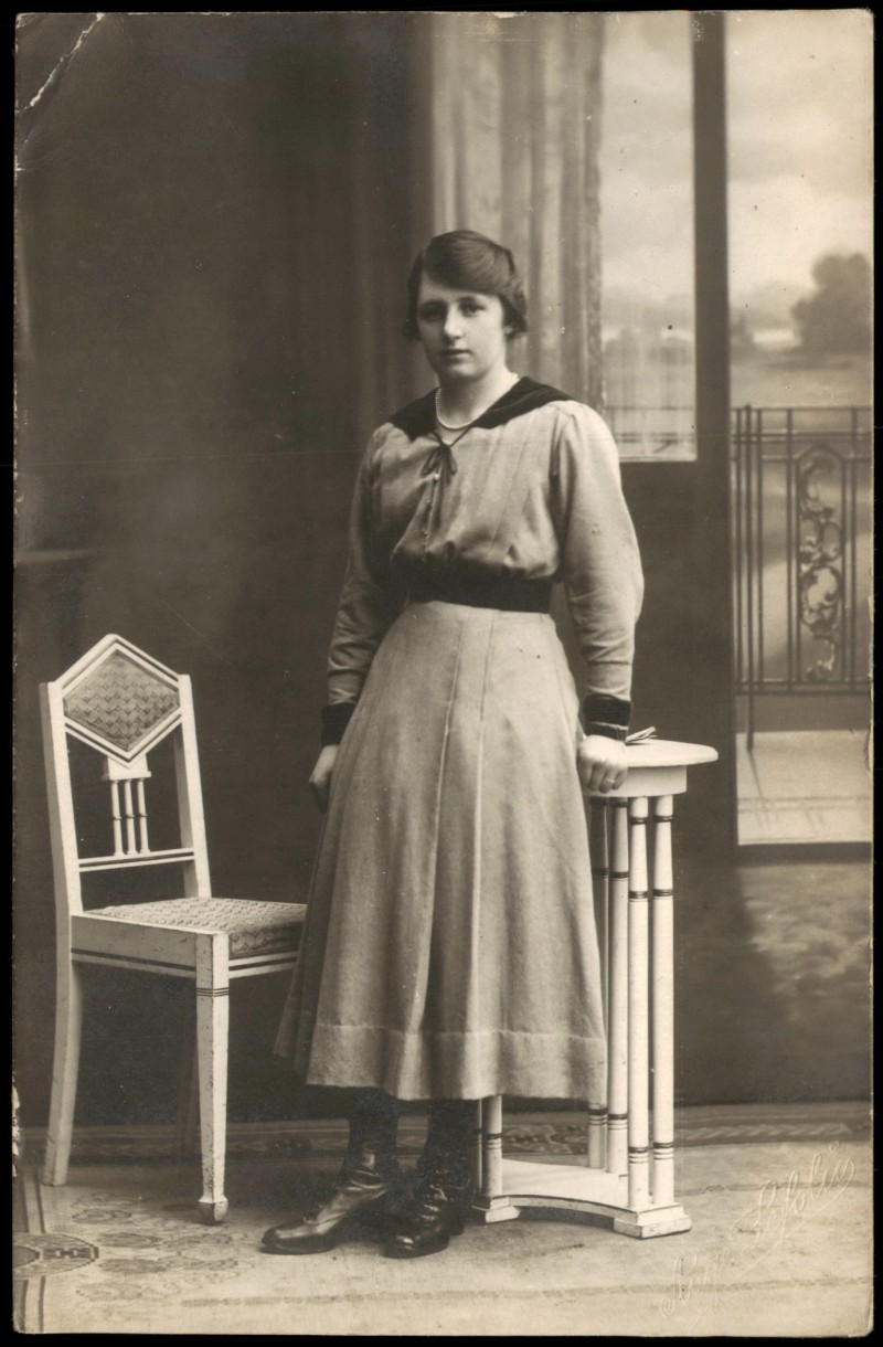 zoom: Image side vintage Postcard from 1910: Fotokunst Fotografie Foto einer Frau posierend am Stuhl::