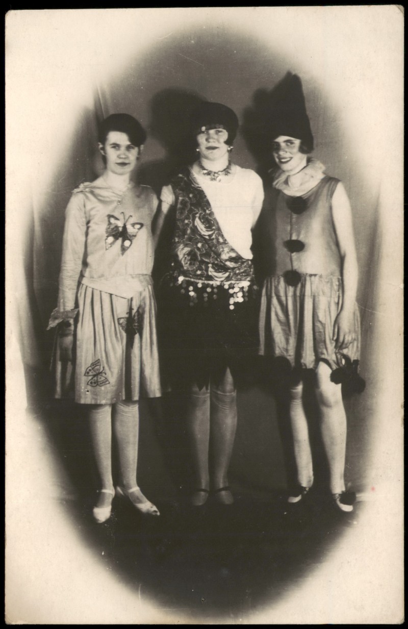 zoom: Image side vintage Postcard from 1925: Drei junge Frauen in Kostümen (Karneval)::