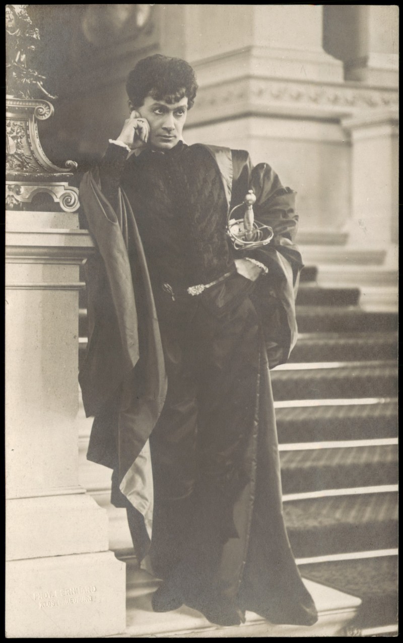 zoom: Image side vintage Postcard from 1915: Schauspieler in historischem Theaterkostüm mit Degen(Hamlet-Motiv)::