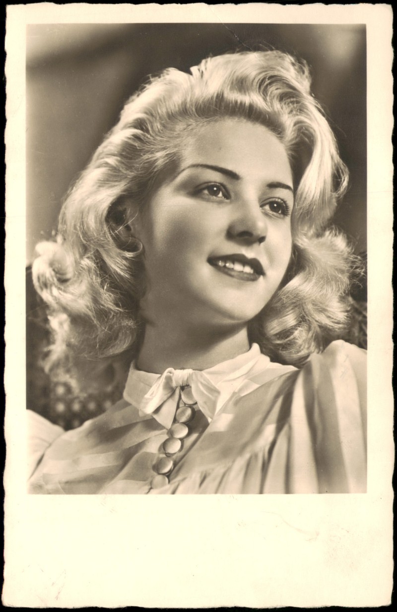 zoom: Image side vintage Postcard from 1941: Porträt einer jungen Frau (Zeitgenössische Mode)::