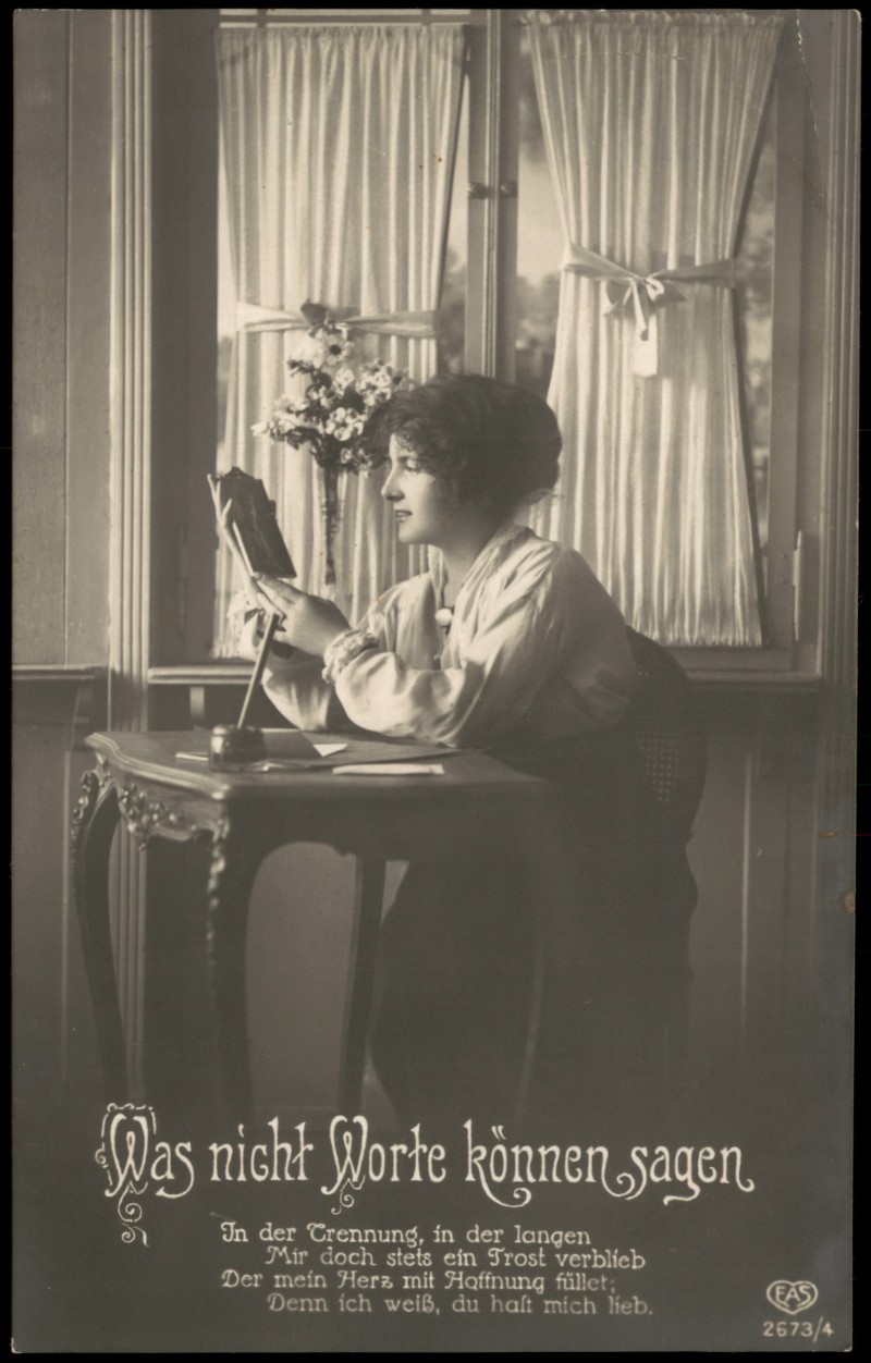 vergrößern: Bildseite historische Ansichtskarte von 1908: Frau am Schreibtisch mit Porträt und Liebesgedicht, Trennung Sehnsucht::