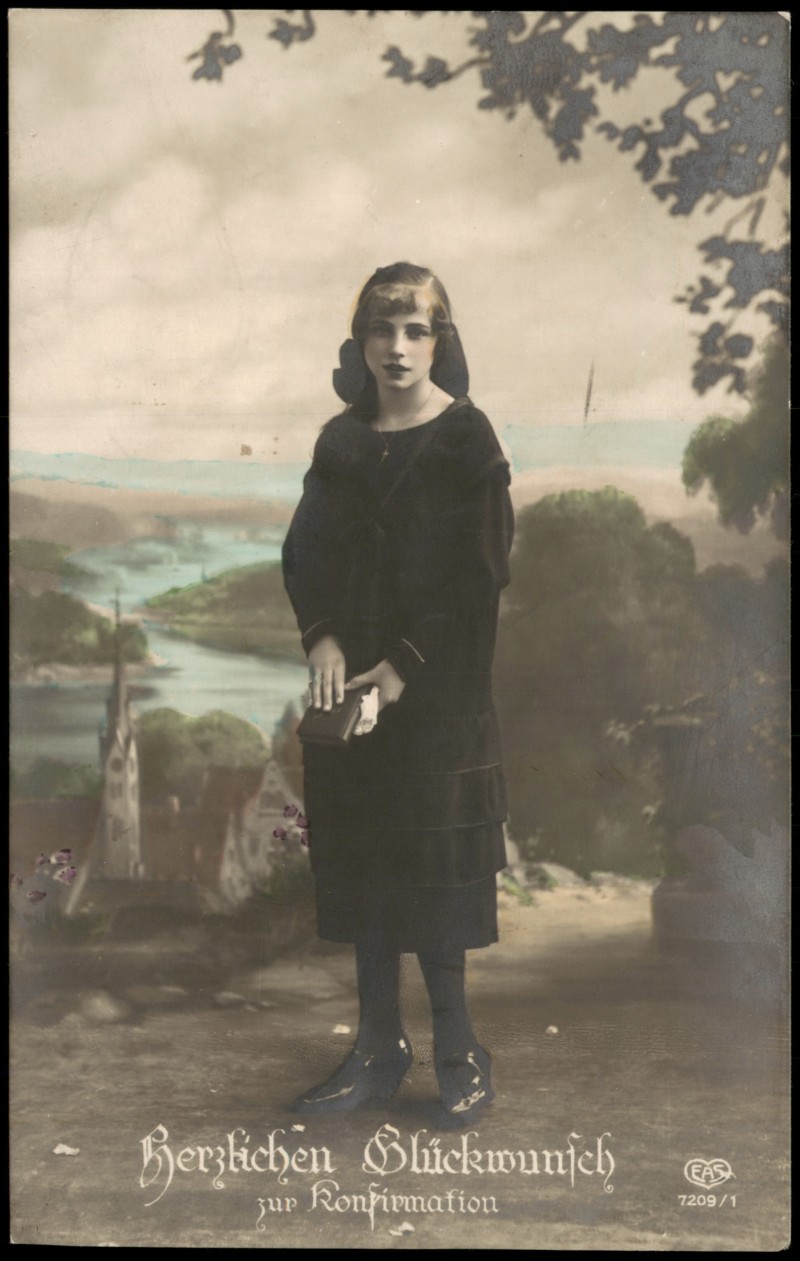 zoom: Image side vintage Postcard from 1920: Konfirmandin mit Gesangbuch vor Landschaftskulisse::