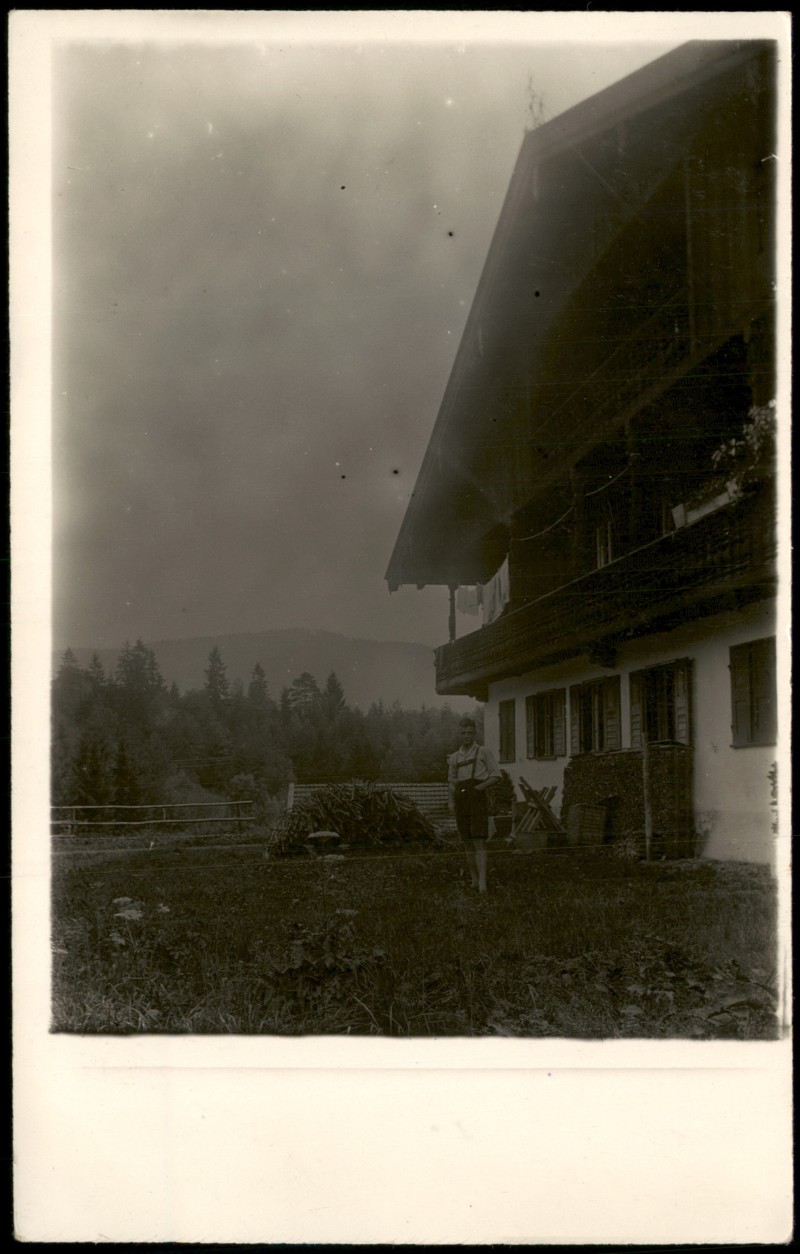 zoom: Image side vintage Postcard from 1940: Mann in Tracht vor Alpenhaus::