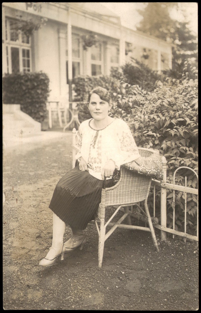 vergrößern: Bildseite historische Ansichtskarte von 1910: Menschen Soziales Leben Frühe Fotokunst Frau im Stuhl::