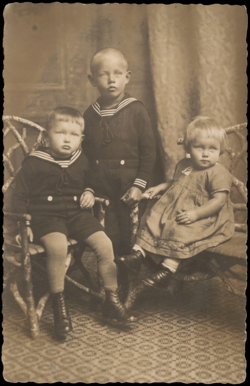 vergrößern: Bildseite historische Ansichtskarte von 1910: Frühe Fotografie Fotokunst: 2 Kinder Kleinkinder Atelier-Foto::