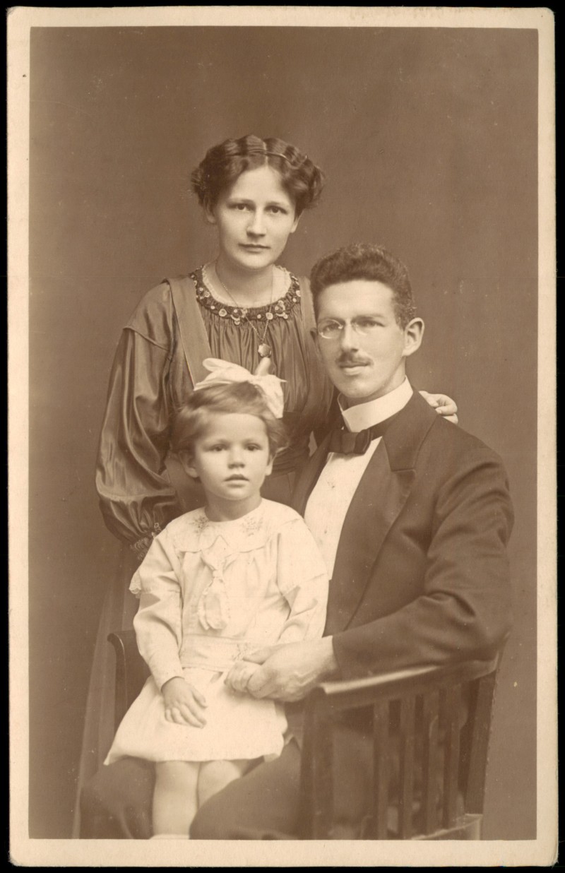 zoom: Image side vintage Postcard from 1920: Frühe Fotografie Fotokunst: Gruppe Familie Atelierfoto A. WERTHEIM, BERLIN Leipziger Strasse::