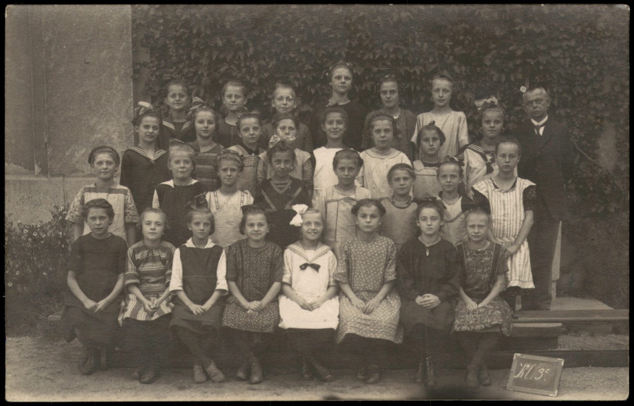 zoom: Image side vintage Postcard from 1915: Mädchen-Schulklasse 9c mit Lehrer Chemnitz::