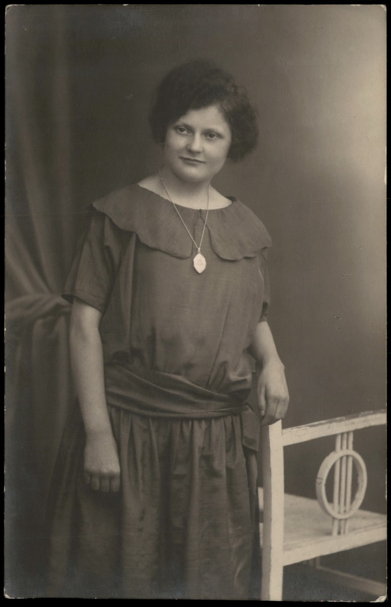 zoom: Image side vintage Postcard from 1930: Atelierfoto Damenportrait mit Amulett im Kleid::