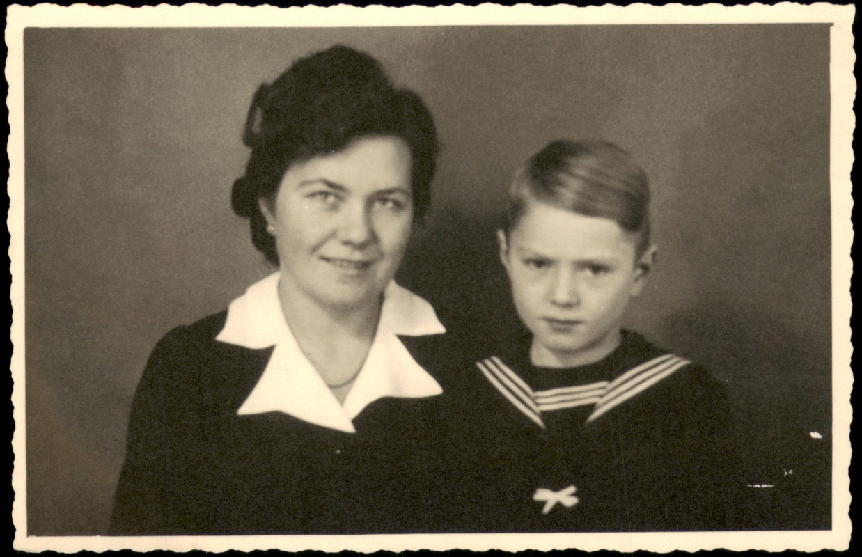 zoom: Image side vintage Postcard from 1942: Porträt einer Frau und eines Jungen im Matrosenanzug::