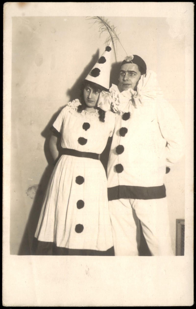 zoom: Image side vintage Postcard from 1925: Paar in Pierrot-Kostümen Clowns::